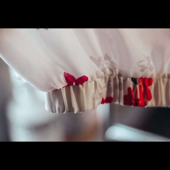 Silky-feeling floral & cream button blouse - Picture 6 of 7